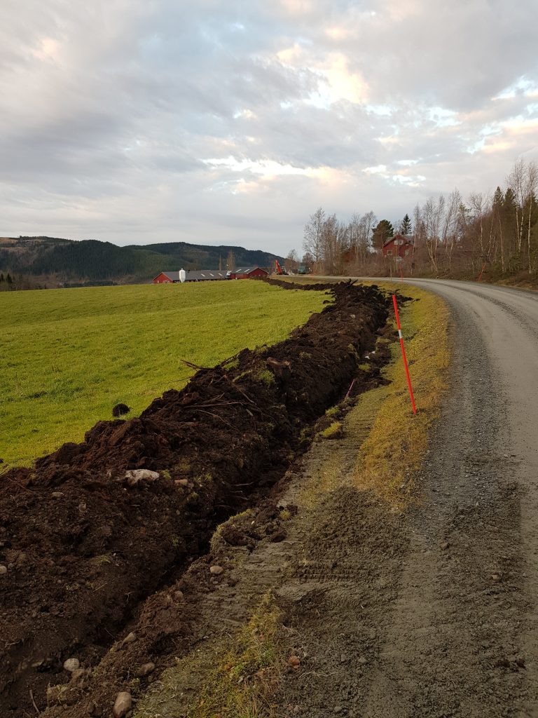 Grøft for fiberrør i Leksdalen. Tatt i 2018.