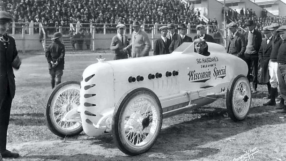 Sig. Haugdahl med sin selvbygde «Wisconsin Special» etter fartstriumfen på Daytona Beach i Florida i 1922.  FOTO: FRANKIEFLOOD.BLOGSPOT.NO