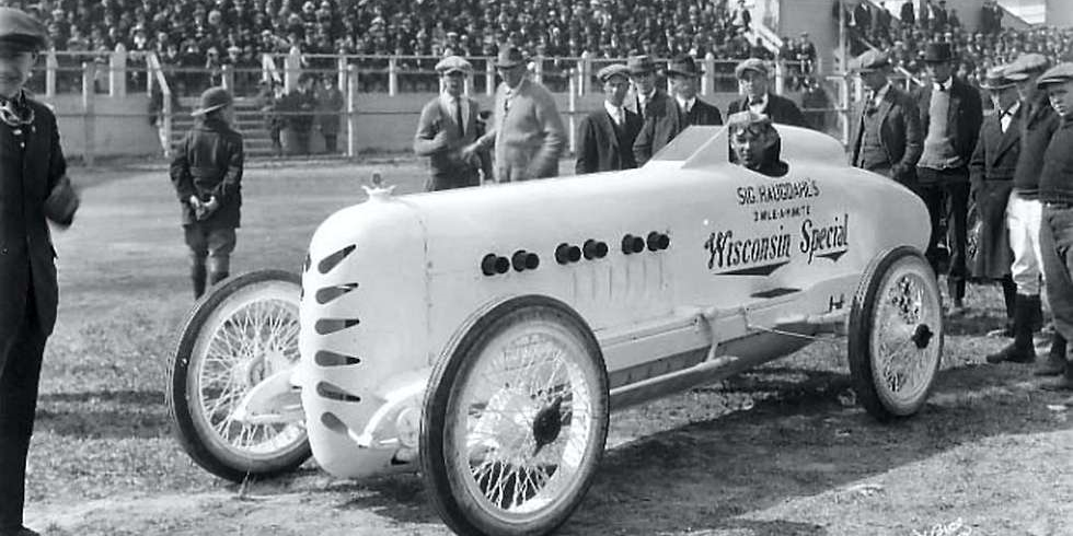 Sig. Haugdahl med sin selvbygde «Wisconsin Special» etter fartstriumfen på Daytona Beach i Florida i 1922.  FOTO: FRANKIEFLOOD.BLOGSPOT.NO